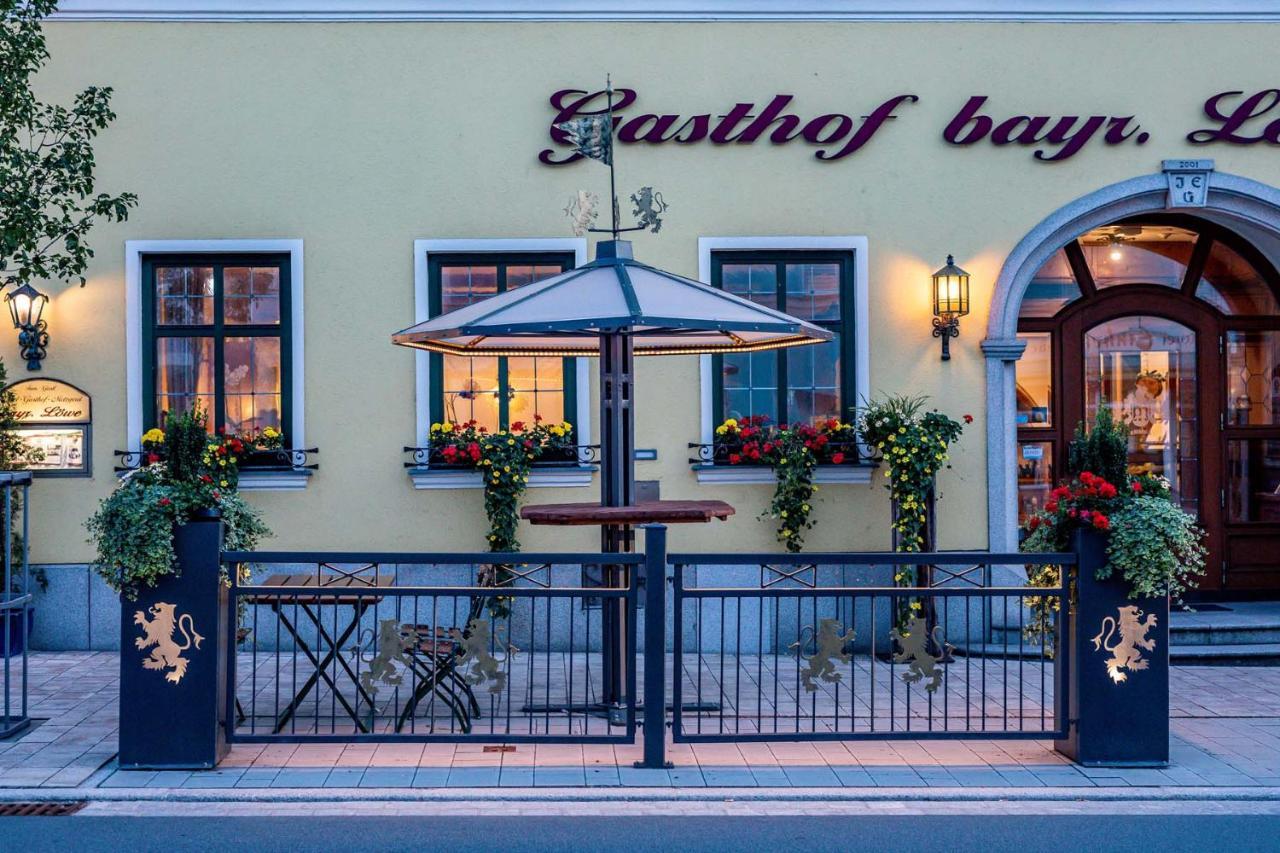 Hotel Bayrischer Loewe Osterhofen Exterior foto